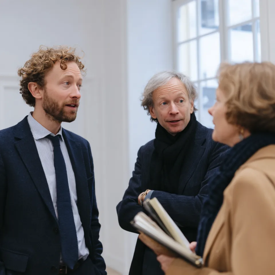 Sessão de coaching em ambiente acolhedor com dois adultos